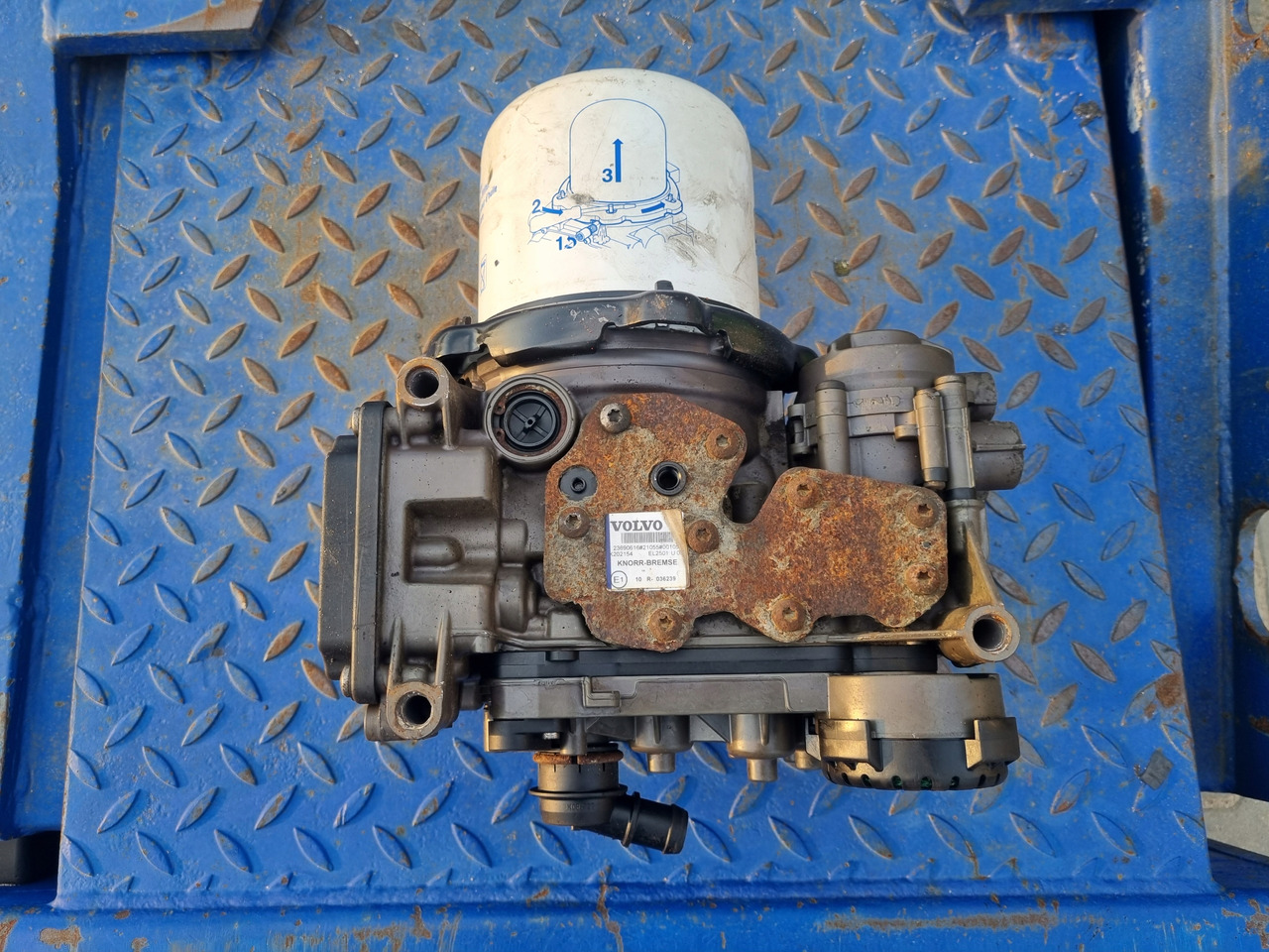 KNORR-BREMSE ZAWÓR OSUSZACZ POWIETRZA APM VOLVO FH 4 FM 4 FMX 4 EURO 6 - Diely bŕzd pre Nákladné auto: obrázok 1 KNORR-BREMSE ZAWÓR OSUSZACZ POWIETRZA APM VOLVO FH 4 FM 4 FMX 4 EURO 6 - Diely bŕzd pre Nákladné auto: obrázok 1