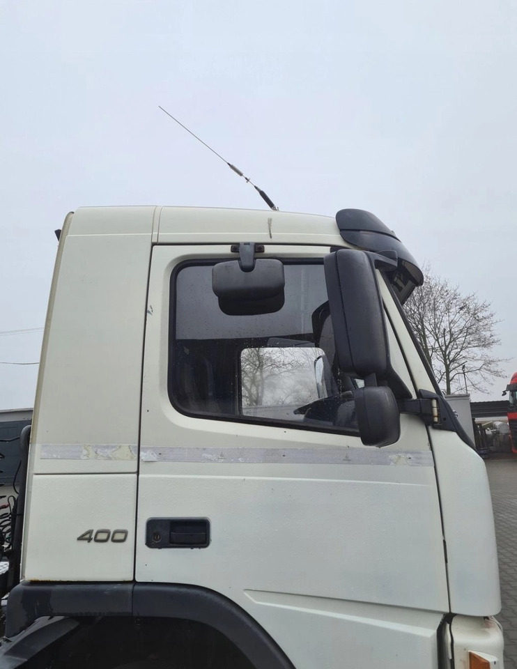 KOMPLETNA NISKA KRÓTKA DZIENNA VOLVO FM 13 - Kabína: obrázok 4 KOMPLETNA NISKA KRÓTKA DZIENNA VOLVO FM 13 - Kabína: obrázok 4