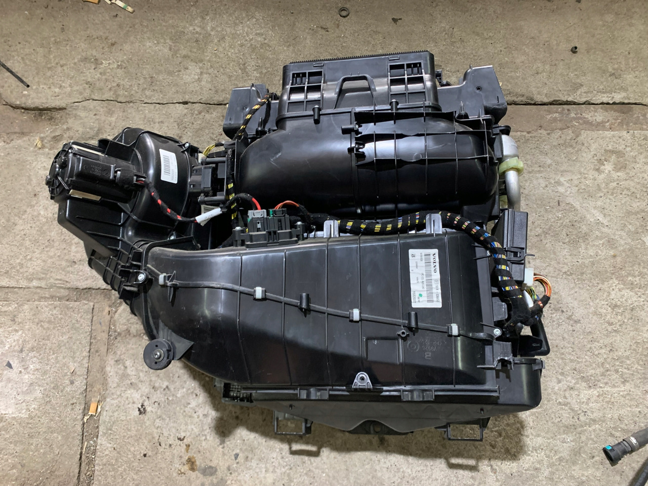 VOLVO NAGRZEWNICA KOMPLETNA VOLVO FH 4 - Kúrenie/ Vetranie pre Nákladné auto: obrázok 1 VOLVO NAGRZEWNICA KOMPLETNA VOLVO FH 4 - Kúrenie/ Vetranie pre Nákladné auto: obrázok 1