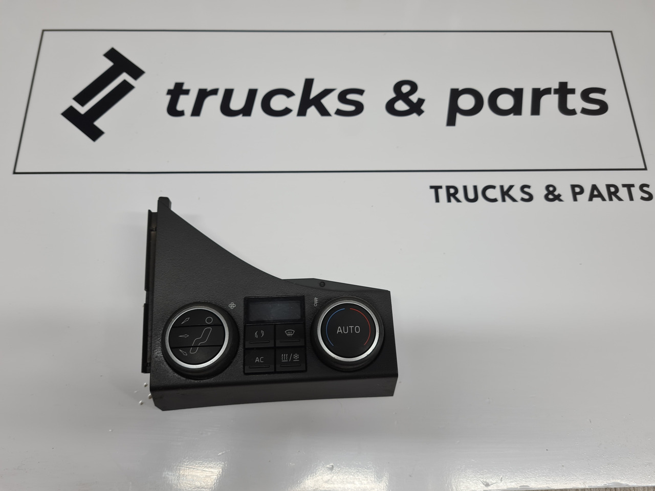VOLVO PANEL NAWIEWU OGRZEWANIA KLIMATYZACJI VOLVO FH 4 - Kúrenie/ Vetranie pre Nákladné auto: obrázok 1 VOLVO PANEL NAWIEWU OGRZEWANIA KLIMATYZACJI VOLVO FH 4 - Kúrenie/ Vetranie pre Nákladné auto: obrázok 1