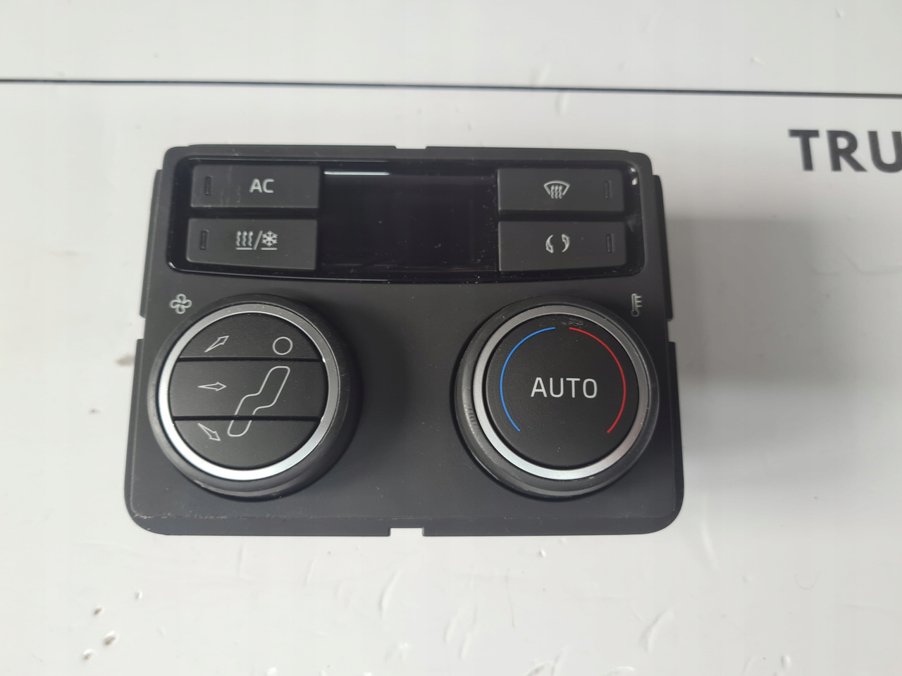 VOLVO PANEL NAWIEWU OGRZEWANIA KLIMATYZACJI VOLVO FH 5 ORYGINAŁ 22711928 - Kúrenie/ Vetranie pre Nákladné auto: obrázok 2 VOLVO PANEL NAWIEWU OGRZEWANIA KLIMATYZACJI VOLVO FH 5 ORYGINAŁ 22711928 - Kúrenie/ Vetranie pre Nákladné auto: obrázok 2