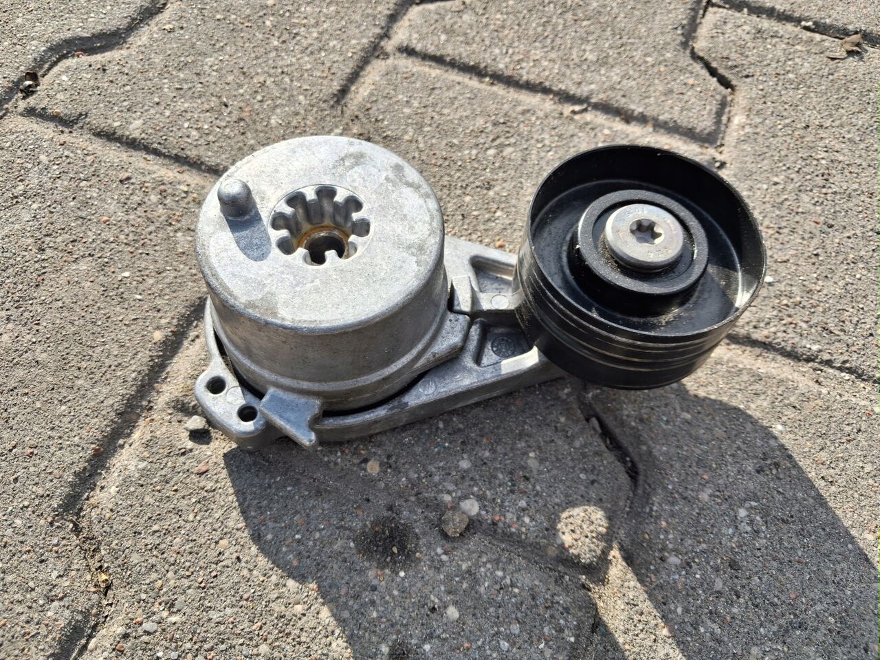 VOLVO ROLKA NAPINACZ PASKA ALTERNATORA RENAULT RANGE GAMA T VOLVO FH 4 5 - Motor a diely pre Nákladné auto: obrázok 1 VOLVO ROLKA NAPINACZ PASKA ALTERNATORA RENAULT RANGE GAMA T VOLVO FH 4 5 - Motor a diely pre Nákladné auto: obrázok 1