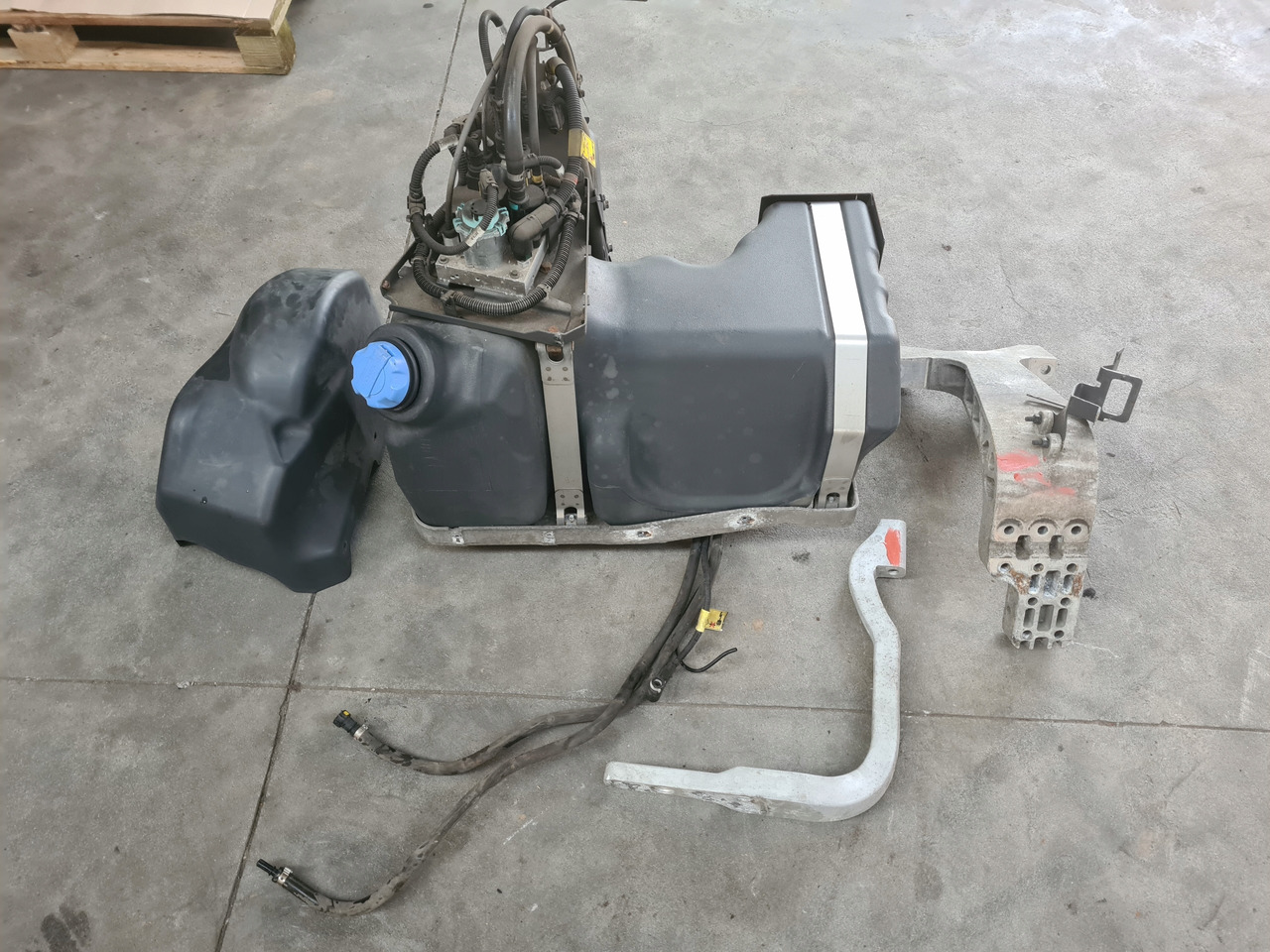 VOLVO ZBIORNIK POMPA WIĄZKA ADBLUE KOMPLET RENAULT GAMA T VOLVO FH 4 FM 4 - Nádrž na AdBlue: obrázok 2 VOLVO ZBIORNIK POMPA WIĄZKA ADBLUE KOMPLET RENAULT GAMA T VOLVO FH 4 FM 4 - Nádrž na AdBlue: obrázok 2