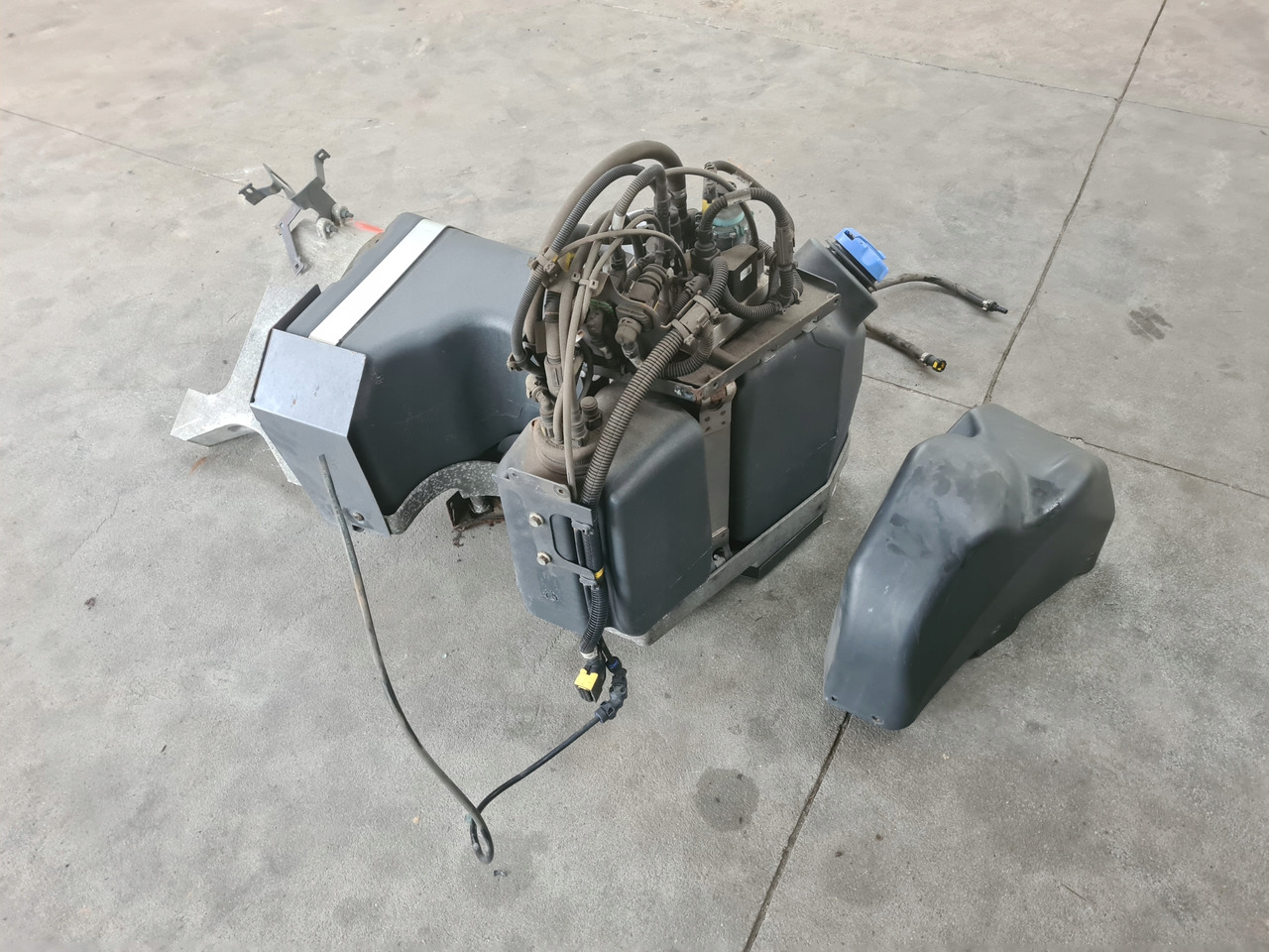 VOLVO ZBIORNIK POMPA WIĄZKA ADBLUE KOMPLET RENAULT GAMA T VOLVO FH 4 FM 4 - Nádrž na AdBlue: obrázok 4 VOLVO ZBIORNIK POMPA WIĄZKA ADBLUE KOMPLET RENAULT GAMA T VOLVO FH 4 FM 4 - Nádrž na AdBlue: obrázok 4