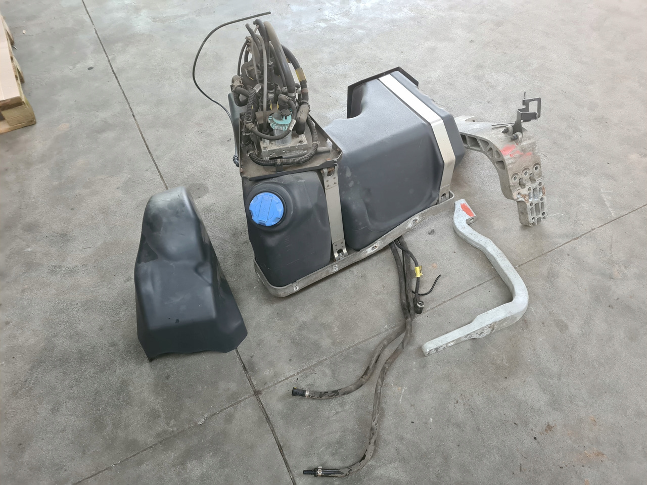 VOLVO ZBIORNIK POMPA WIĄZKA ADBLUE KOMPLET RENAULT GAMA T VOLVO FH 4 FM 4 - Nádrž na AdBlue: obrázok 3 VOLVO ZBIORNIK POMPA WIĄZKA ADBLUE KOMPLET RENAULT GAMA T VOLVO FH 4 FM 4 - Nádrž na AdBlue: obrázok 3