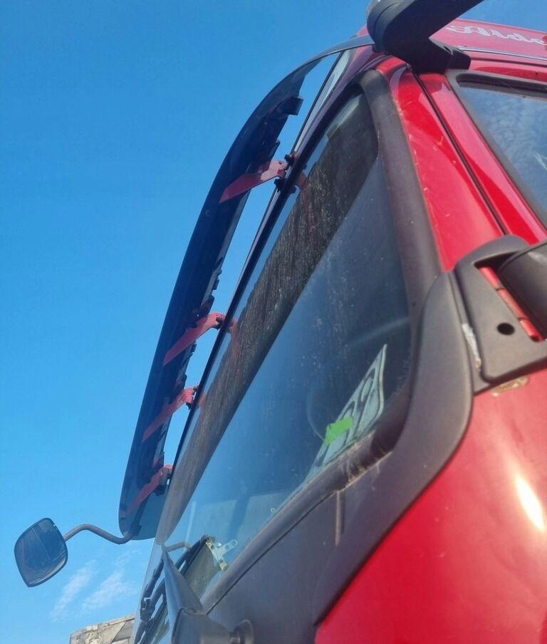 Volvo BLENDA DASZEK OSŁONA PRZECIWSŁONECZNA MOCOWANIA FH 13 16 LIFT. 82376974 Volvo FH 13 16 Lift - Slnečná clona pre Nákladné auto: obrázok 2 Volvo BLENDA DASZEK OSŁONA PRZECIWSŁONECZNA MOCOWANIA FH 13 16 LIFT. 82376974 Volvo FH 13 16 Lift - Slnečná clona pre Nákladné auto: obrázok 2