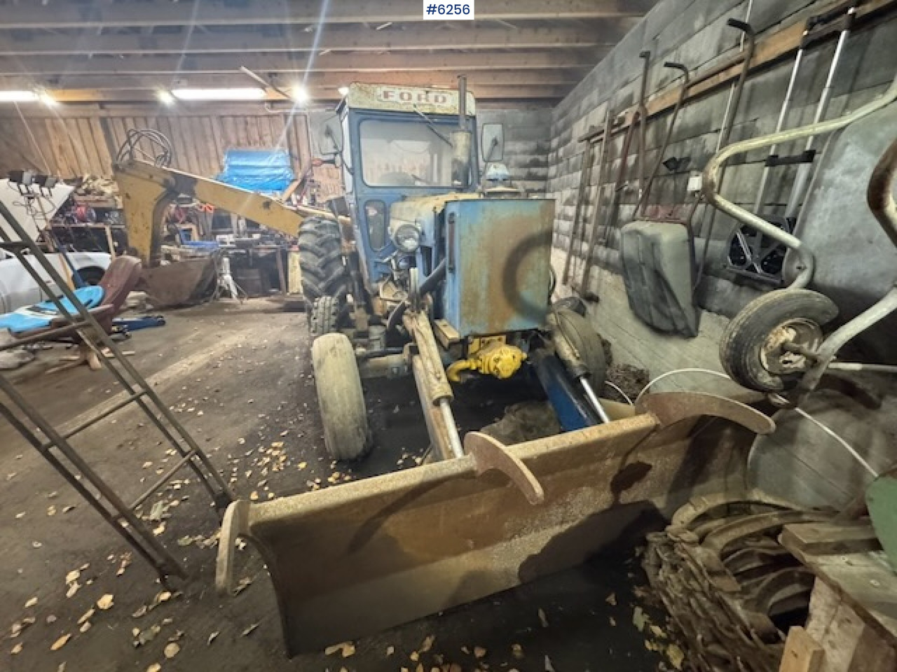 1968 Ford 5000 w/ digger, front cutter and 3 buckets! - Traktor: obrázok 3 1968 Ford 5000 w/ digger, front cutter and 3 buckets! - Traktor: obrázok 3