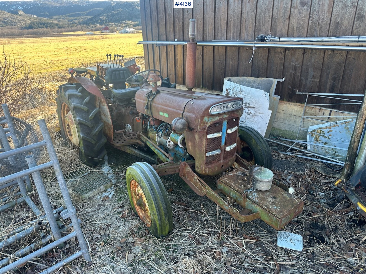1971 FORD SUPER-DEXTA w/ Hymas 21 excavator and 2 buckets. - Traktor: obrázok 1 1971 FORD SUPER-DEXTA w/ Hymas 21 excavator and 2 buckets. - Traktor: obrázok 1