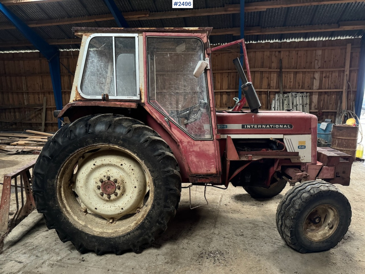 1972 International 574 w/front loader - Traktor: obrázok 1 1972 International 574 w/front loader - Traktor: obrázok 1