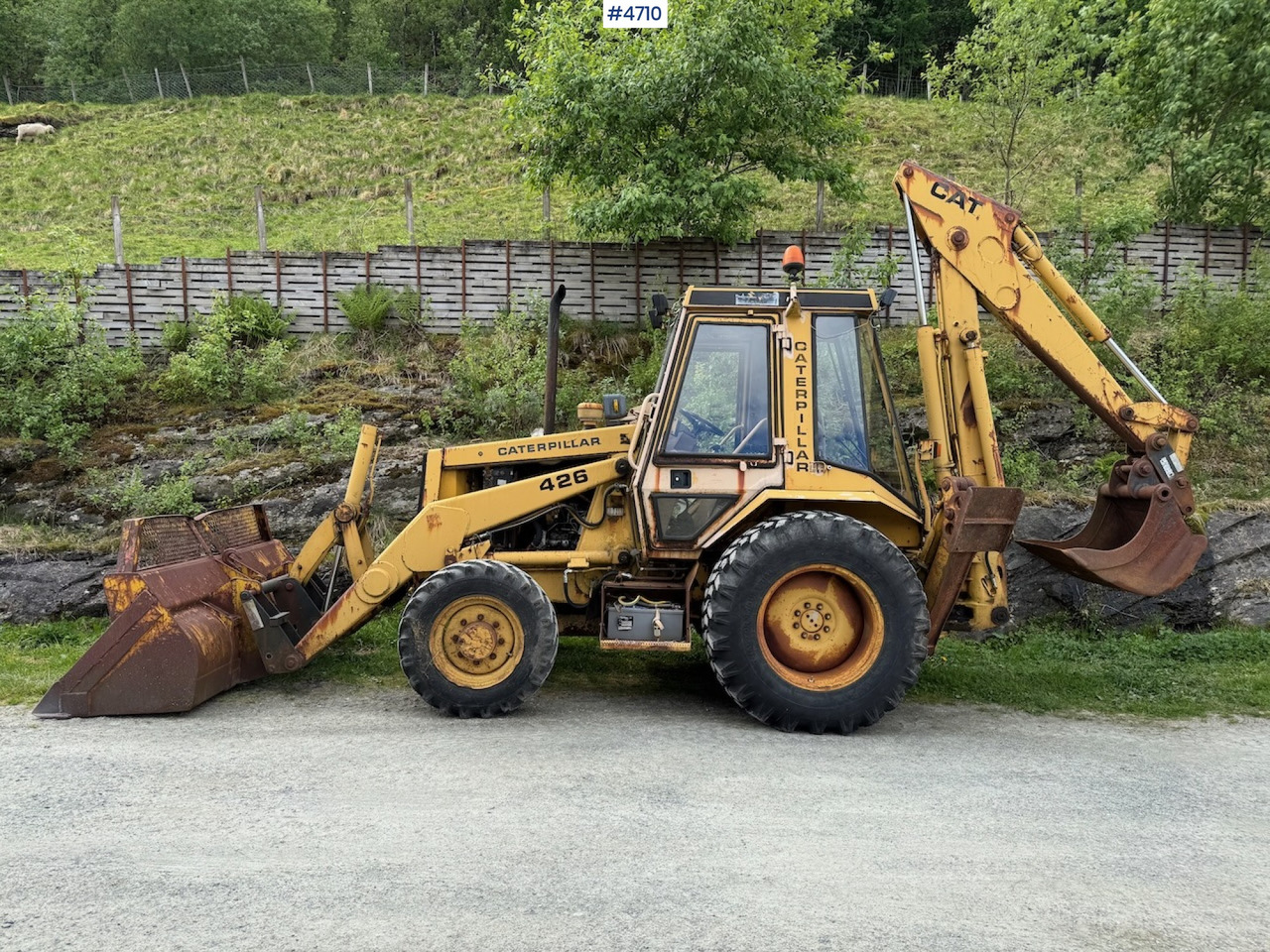 1987 Cat 426 Backhoe Loader with multiple buckets - Traktor: obrázok 1 1987 Cat 426 Backhoe Loader with multiple buckets - Traktor: obrázok 1