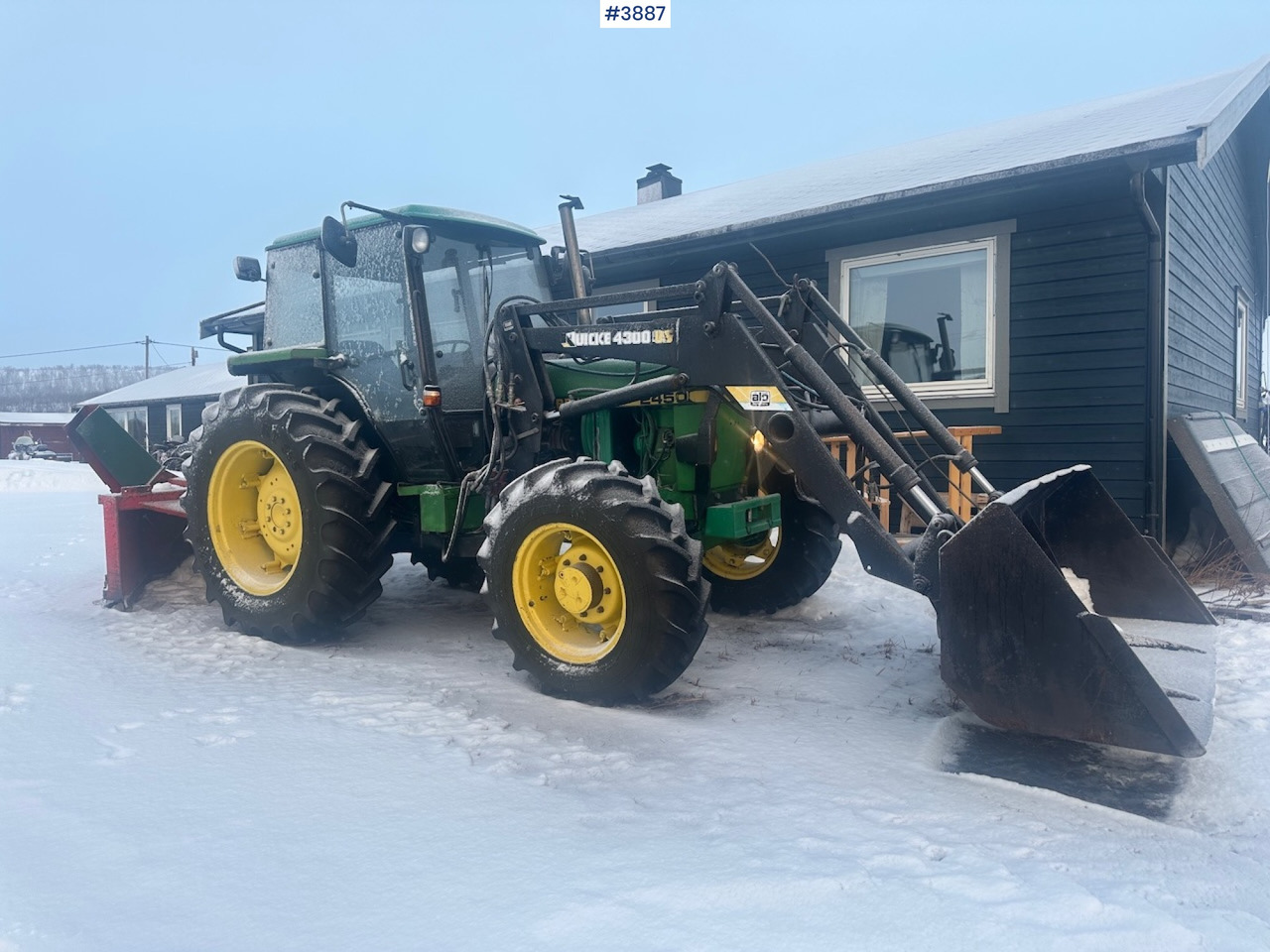 1987 John Deere Power Synchron 2450 4x4 w/ Quicke 4300 front loader, snow blower and gravel bucket. WATCH VIDEO. - Traktor: obrázok 1 1987 John Deere Power Synchron 2450 4x4 w/ Quicke 4300 front loader, snow blower and gravel bucket. WATCH VIDEO. - Traktor: obrázok 1