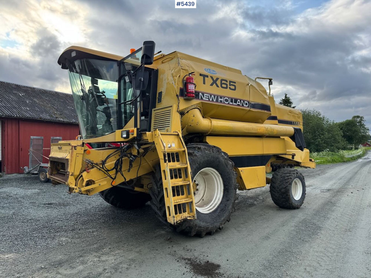 1995 New Holland TX65 m/ 20 fot skjærebord og henger - Obilný kombajn: obrázok 1 1995 New Holland TX65 m/ 20 fot skjærebord og henger - Obilný kombajn: obrázok 1