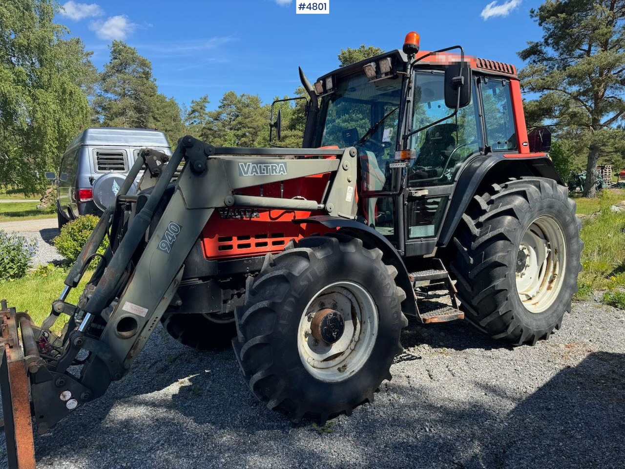 2002 Valtra 6300 4x4 w/ front loader - Traktor: obrázok 1 2002 Valtra 6300 4x4 w/ front loader - Traktor: obrázok 1
