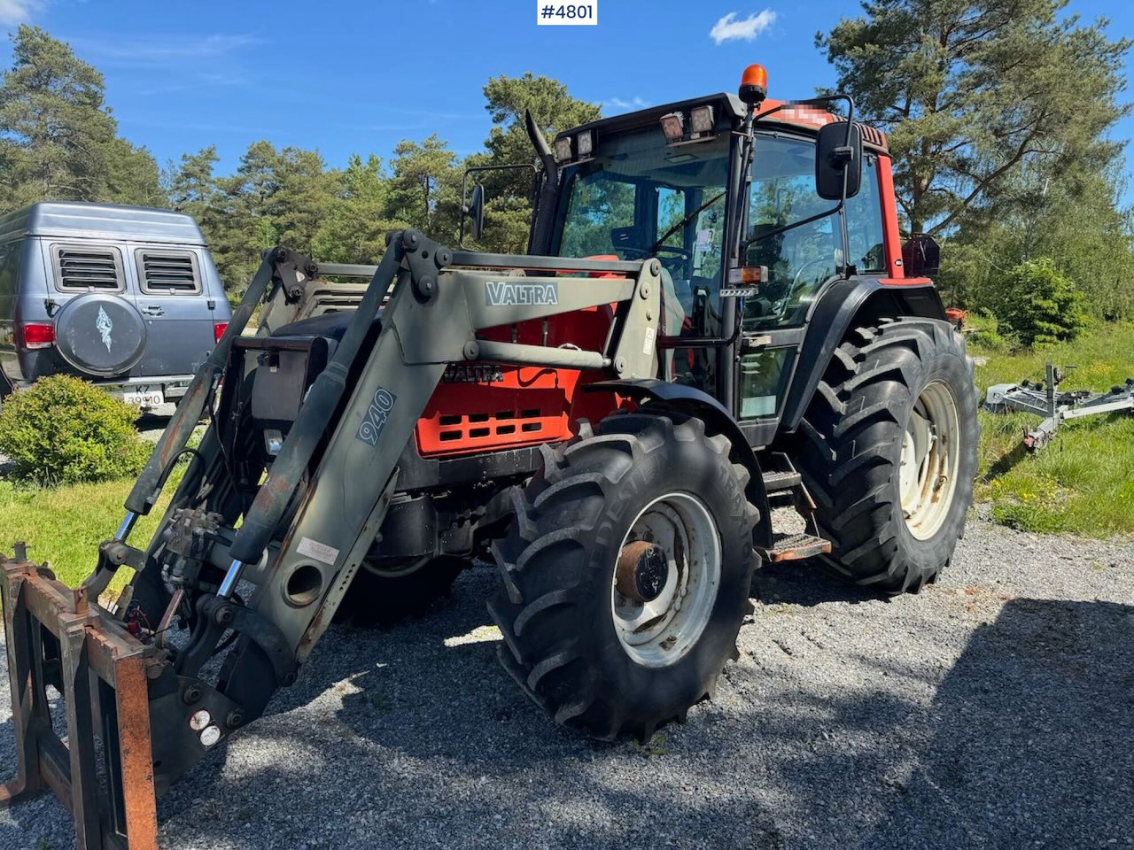 2002 Valtra 6300 4x4 w/ front loader - Traktor: obrázok 2 2002 Valtra 6300 4x4 w/ front loader - Traktor: obrázok 2