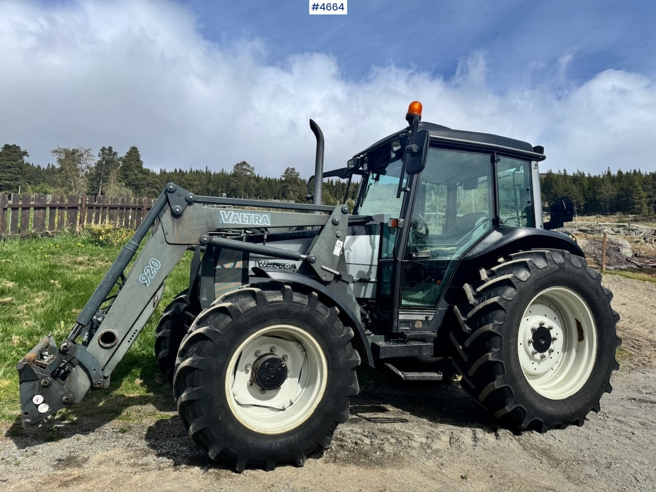 2003 Valtra A85-4 4x4 with Front Loader – 4450 hours! - Traktor: obrázok 1 2003 Valtra A85-4 4x4 with Front Loader – 4450 hours! - Traktor: obrázok 1
