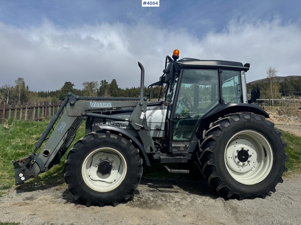 2003 Valtra A85-4 4x4 with Front Loader – 4450 hours! - Traktor: obrázok 5 2003 Valtra A85-4 4x4 with Front Loader – 4450 hours! - Traktor: obrázok 5