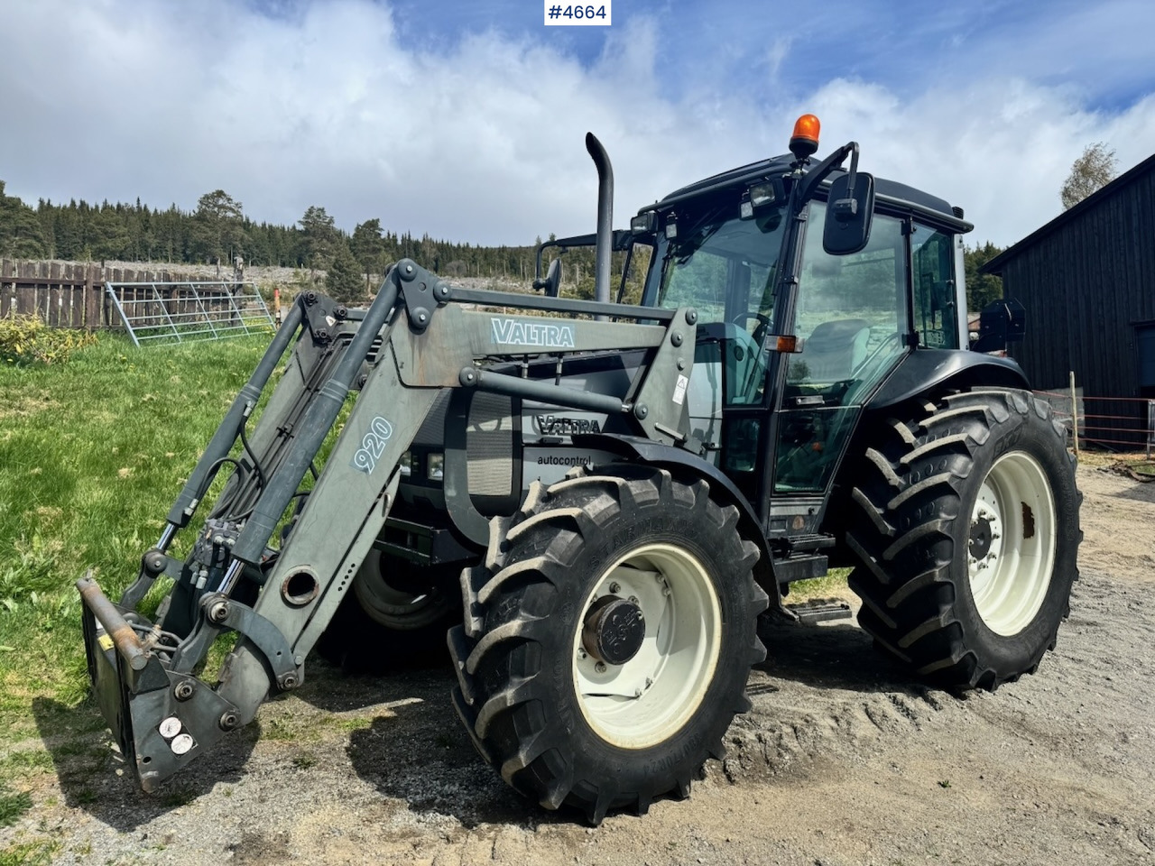 2003 Valtra A85-4 4x4 with Front Loader – 4450 hours! - Traktor: obrázok 2 2003 Valtra A85-4 4x4 with Front Loader – 4450 hours! - Traktor: obrázok 2