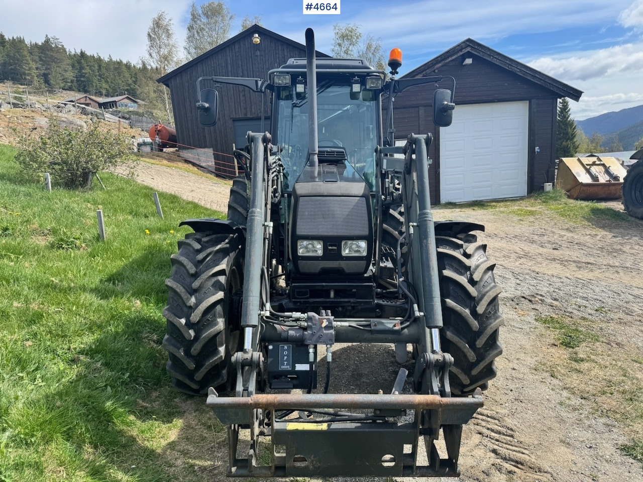 2003 Valtra A85-4 4x4 with Front Loader – 4450 hours! - Traktor: obrázok 4 2003 Valtra A85-4 4x4 with Front Loader – 4450 hours! - Traktor: obrázok 4