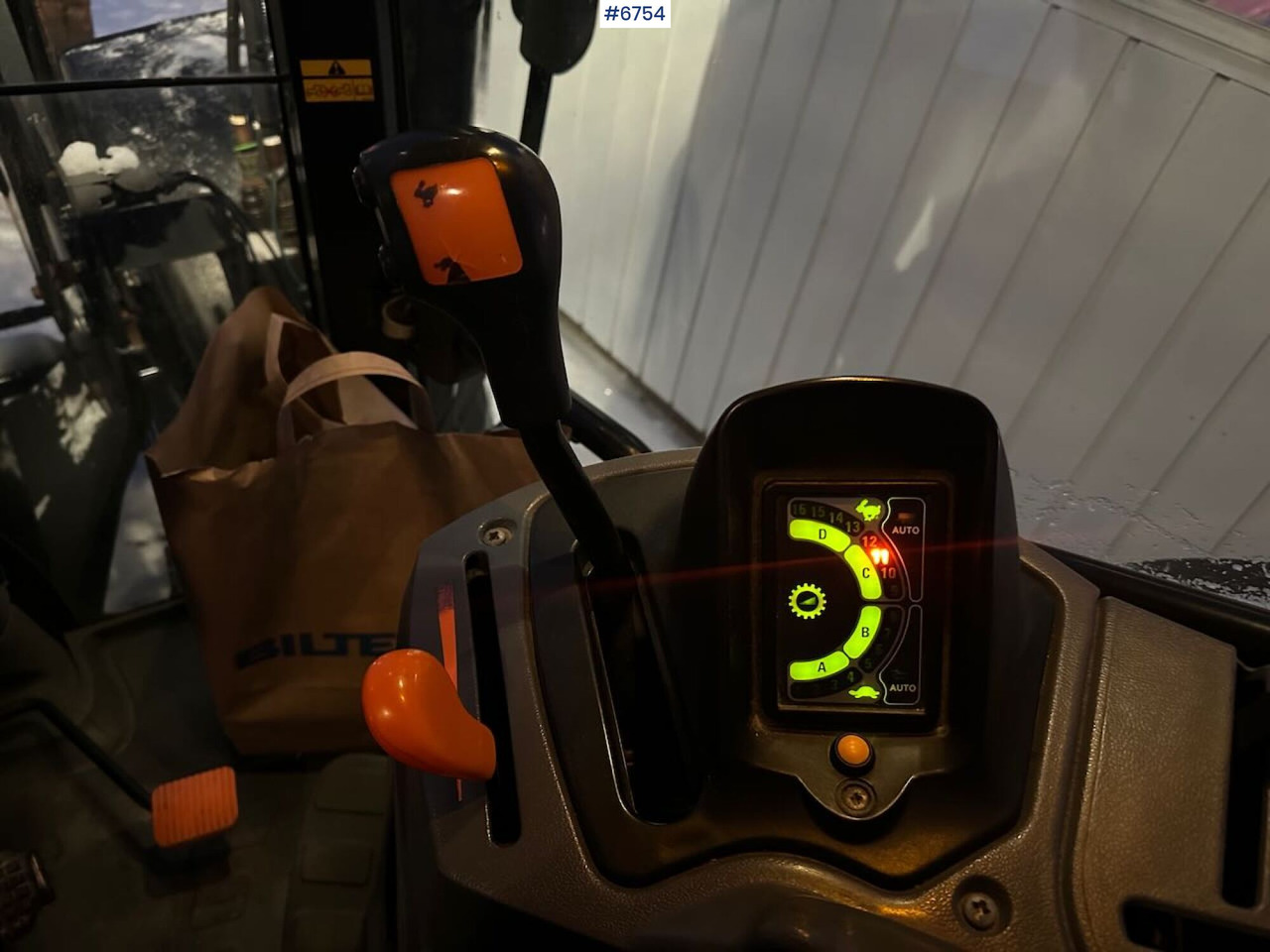 Traktor 2004 New Holland TS115A 4x4 w/ Front loader, bucket, grading bucket and snow blower.: obrázok 21