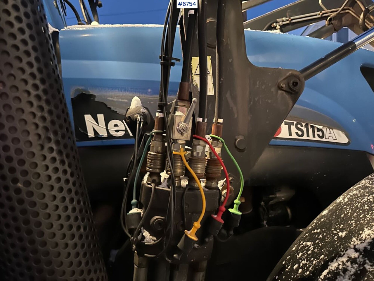 Traktor 2004 New Holland TS115A 4x4 w/ Front loader, bucket, grading bucket and snow blower.: obrázok 25