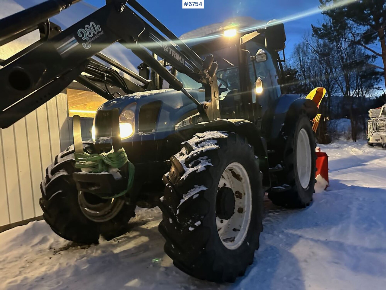 2004 New Holland TS115A 4x4 w/ Front loader, bucket, grading bucket and snow blower. - Traktor: obrázok 3 2004 New Holland TS115A 4x4 w/ Front loader, bucket, grading bucket and snow blower. - Traktor: obrázok 3