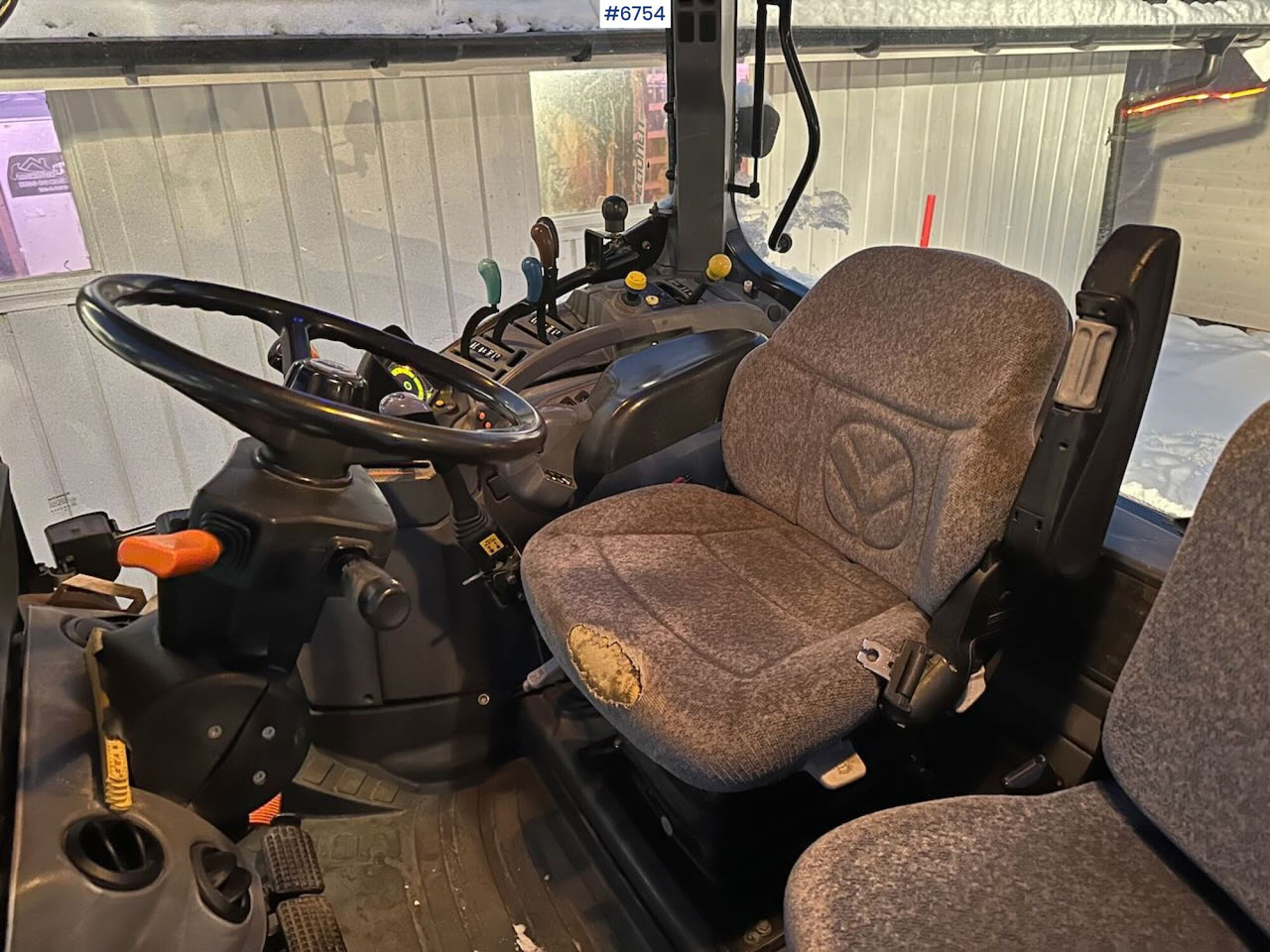 Traktor 2004 New Holland TS115A 4x4 w/ Front loader, bucket, grading bucket and snow blower.: obrázok 12