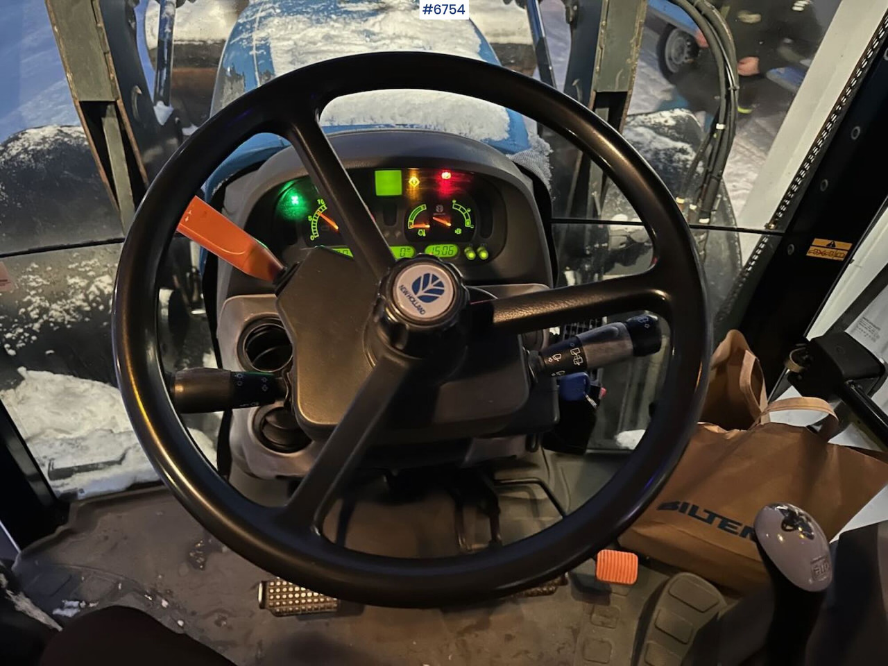 Traktor 2004 New Holland TS115A 4x4 w/ Front loader, bucket, grading bucket and snow blower.: obrázok 14