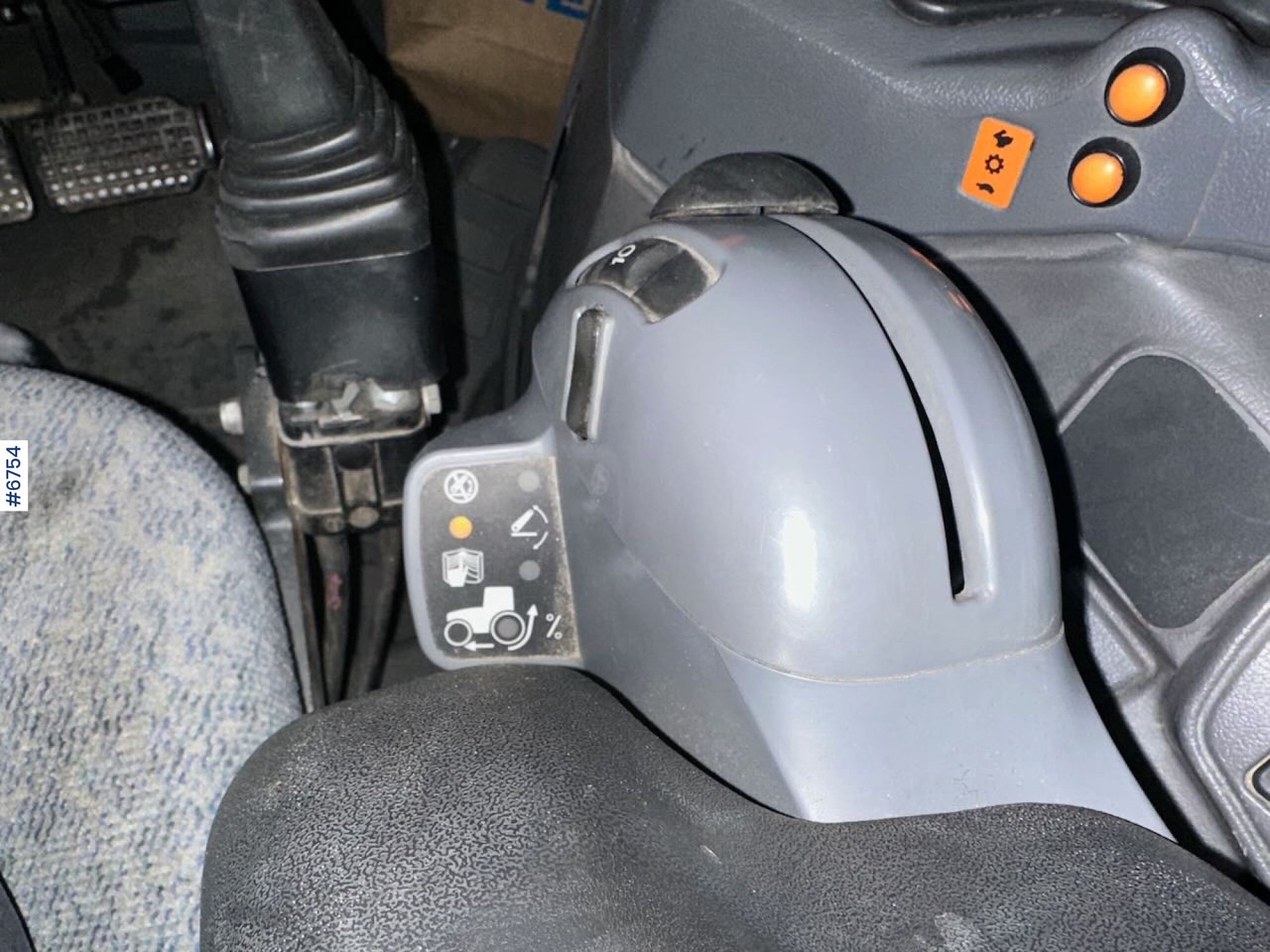 Traktor 2004 New Holland TS115A 4x4 w/ Front loader, bucket, grading bucket and snow blower.: obrázok 24