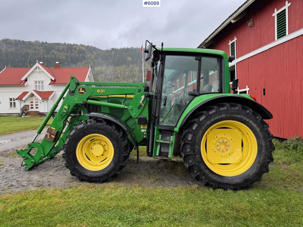 2006 John Deere 6320 w/ front loader, bucket, grapple, pallet fork and chains. Low hours!! - Traktor: obrázok 1 2006 John Deere 6320 w/ front loader, bucket, grapple, pallet fork and chains. Low hours!! - Traktor: obrázok 1