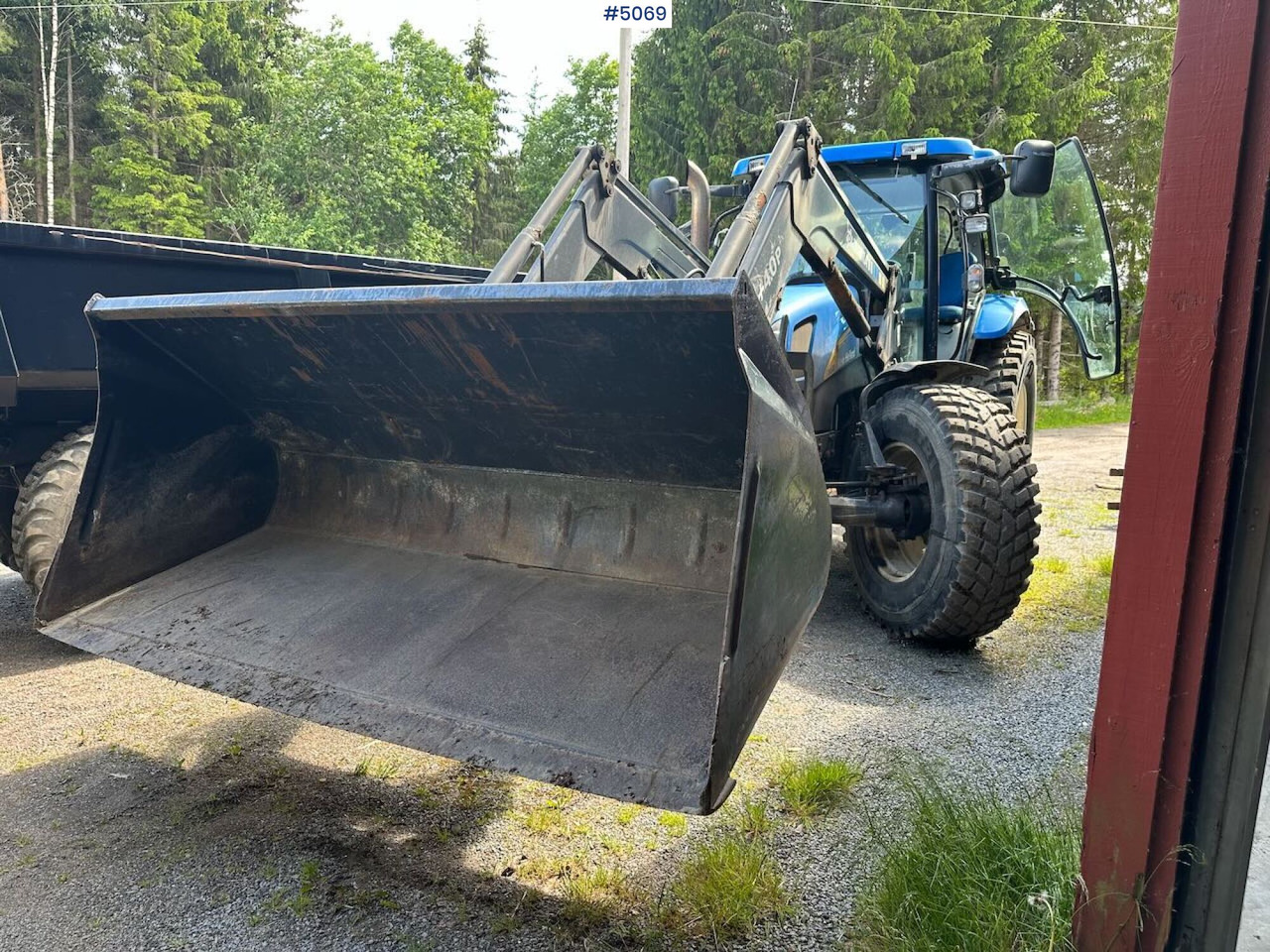 2009 New Holland T6040 SS w/ Trima front loader - Traktor: obrázok 4 2009 New Holland T6040 SS w/ Trima front loader - Traktor: obrázok 4