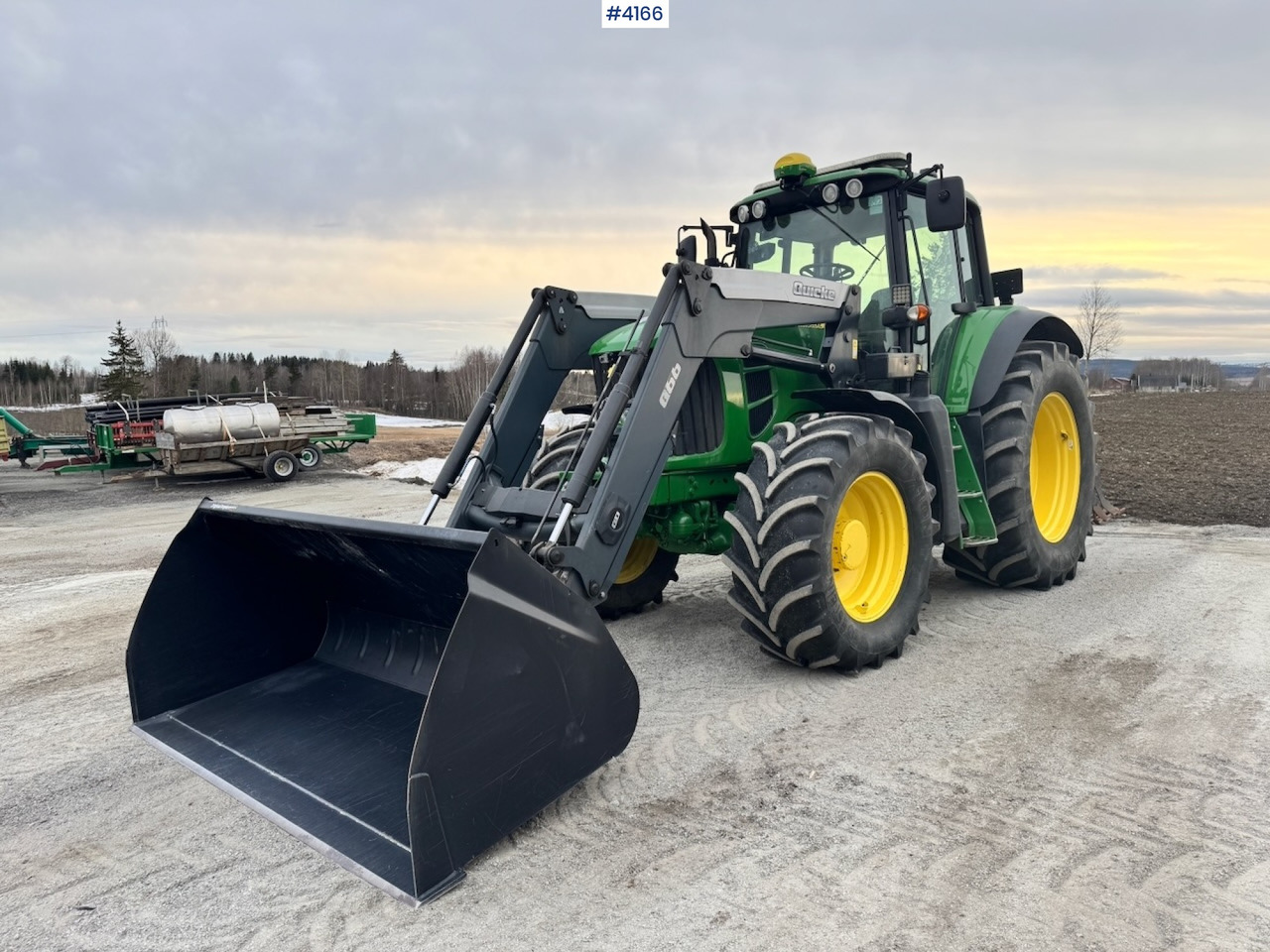 2010 John Deere 7430 w/ Front loader and GPS. 3760 hours! - Traktor: obrázok 1 2010 John Deere 7430 w/ Front loader and GPS. 3760 hours! - Traktor: obrázok 1