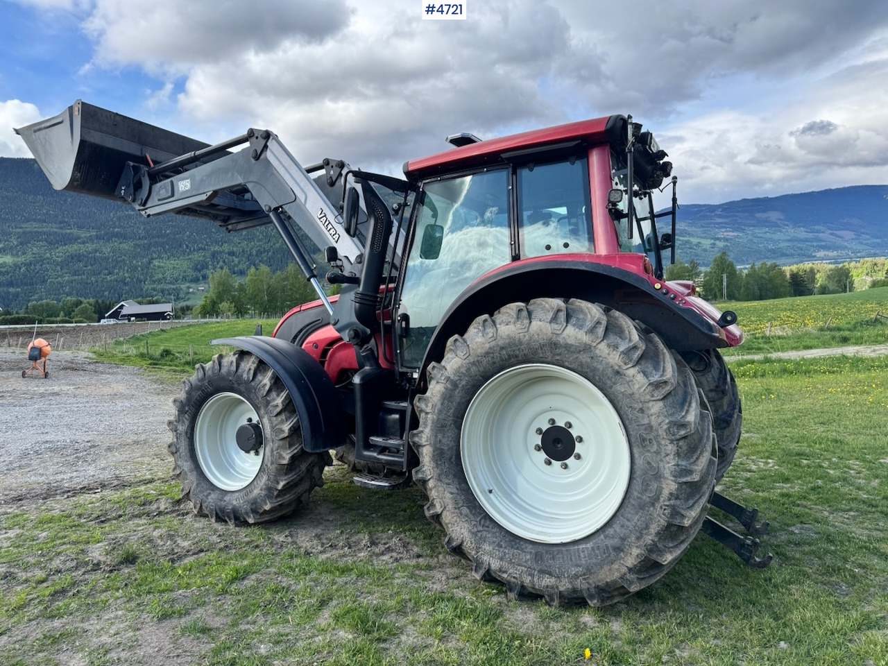 2010 Valtra N142 equipped for snow clearing with front loader - Traktor: obrázok 4 2010 Valtra N142 equipped for snow clearing with front loader - Traktor: obrázok 4