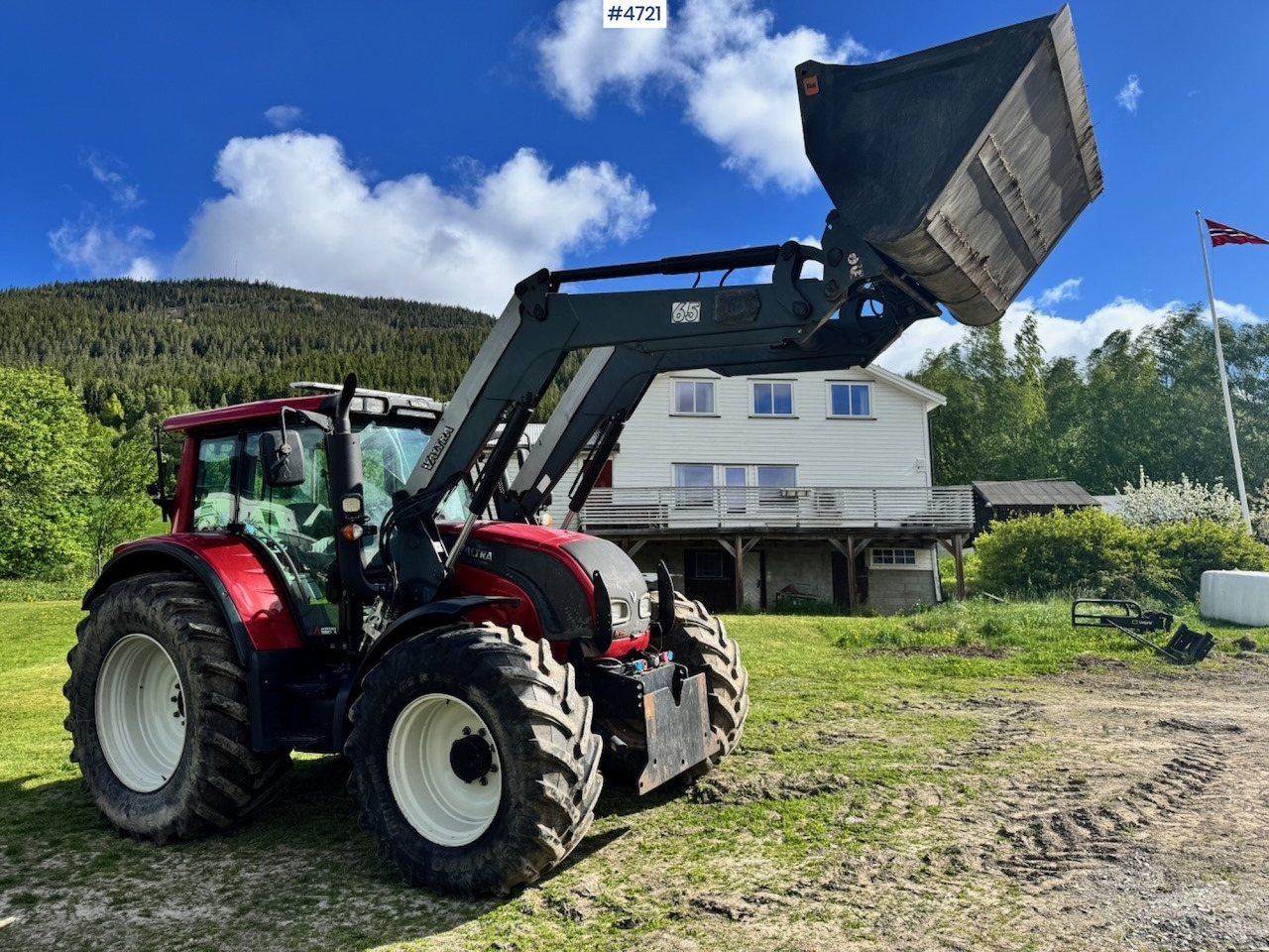 2010 Valtra N142 equipped for snow clearing with front loader - Traktor: obrázok 3 2010 Valtra N142 equipped for snow clearing with front loader - Traktor: obrázok 3