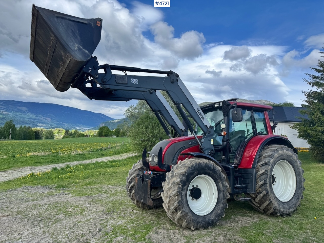 2010 Valtra N142 equipped for snow clearing with front loader - Traktor: obrázok 1 2010 Valtra N142 equipped for snow clearing with front loader - Traktor: obrázok 1