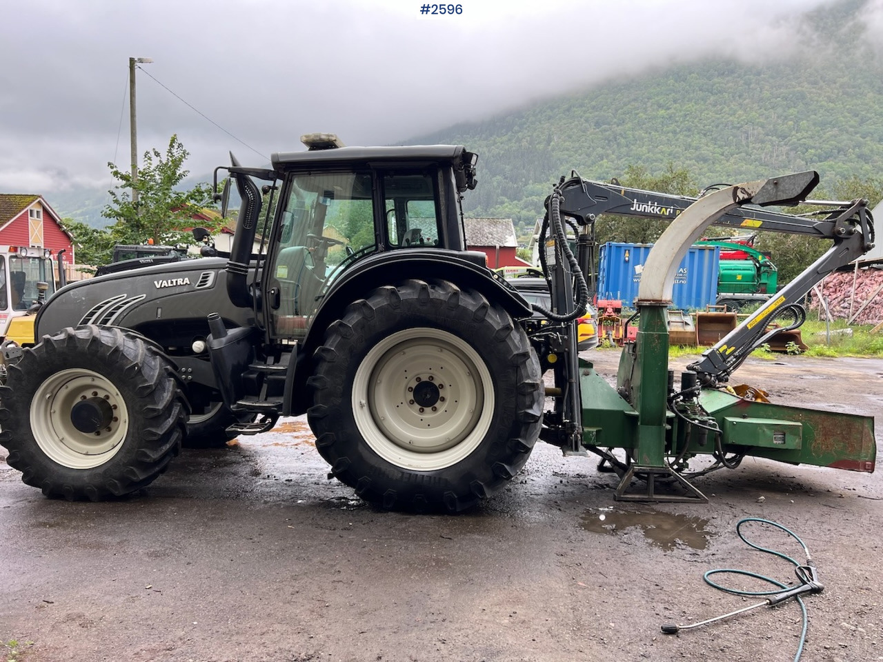 2010 Valtra T182 Versu Tractor w/ 2015 NHS 300E Chipper and 2015 Junkkari P4169 Crane - Traktor: obrázok 2 2010 Valtra T182 Versu Tractor w/ 2015 NHS 300E Chipper and 2015 Junkkari P4169 Crane - Traktor: obrázok 2