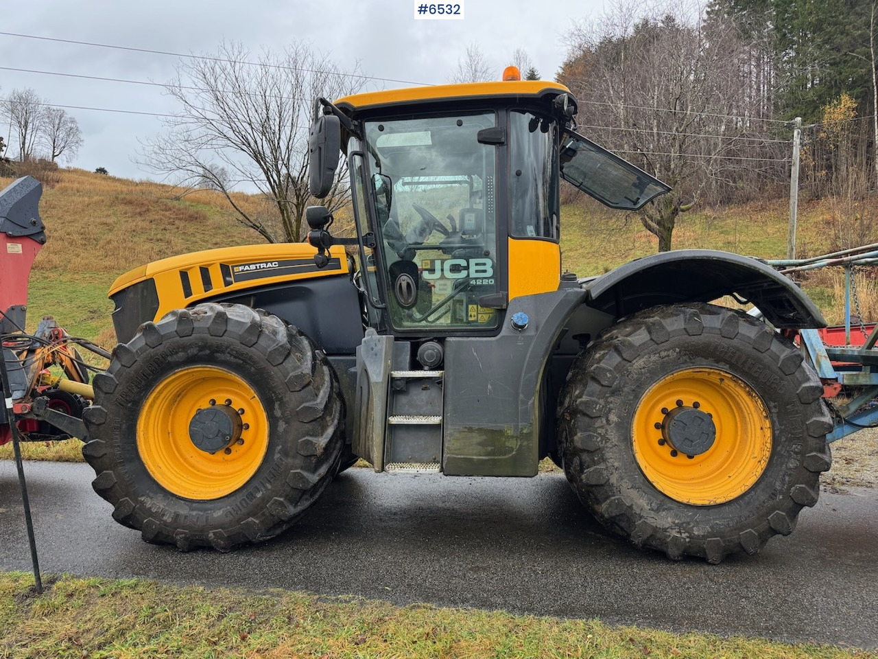 2015 JCB Fastrack 4220 w/ front hydraulics, front PTO and plow plate. Low hours! - Traktor: obrázok 4 2015 JCB Fastrack 4220 w/ front hydraulics, front PTO and plow plate. Low hours! - Traktor: obrázok 4
