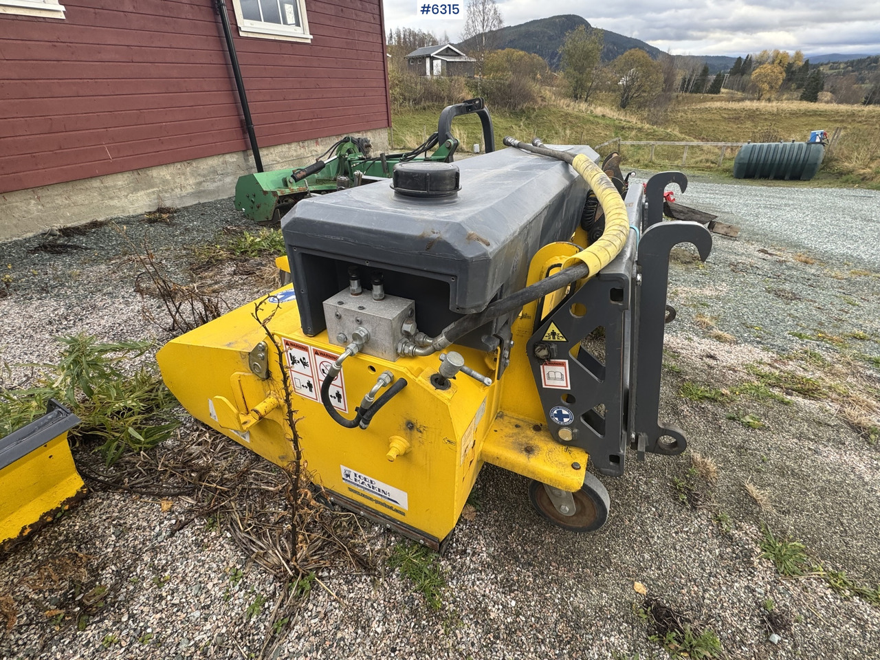 2016 VAMA 2000 Sweeping broom w/ side broom - Zametač: obrázok 1 2016 VAMA 2000 Sweeping broom w/ side broom - Zametač: obrázok 1