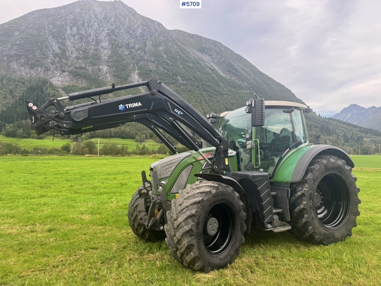 2017 Fendt 724 Vario w/ GPS, Front PTO, Loader and hydraulics. - Traktor: obrázok 3 2017 Fendt 724 Vario w/ GPS, Front PTO, Loader and hydraulics. - Traktor: obrázok 3