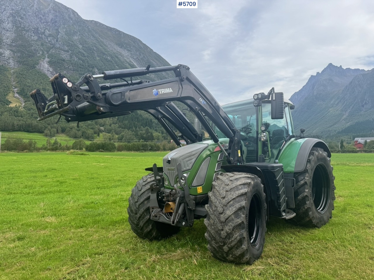 2017 Fendt 724 Vario w/ GPS, Front PTO, Loader and hydraulics. - Traktor: obrázok 2 2017 Fendt 724 Vario w/ GPS, Front PTO, Loader and hydraulics. - Traktor: obrázok 2