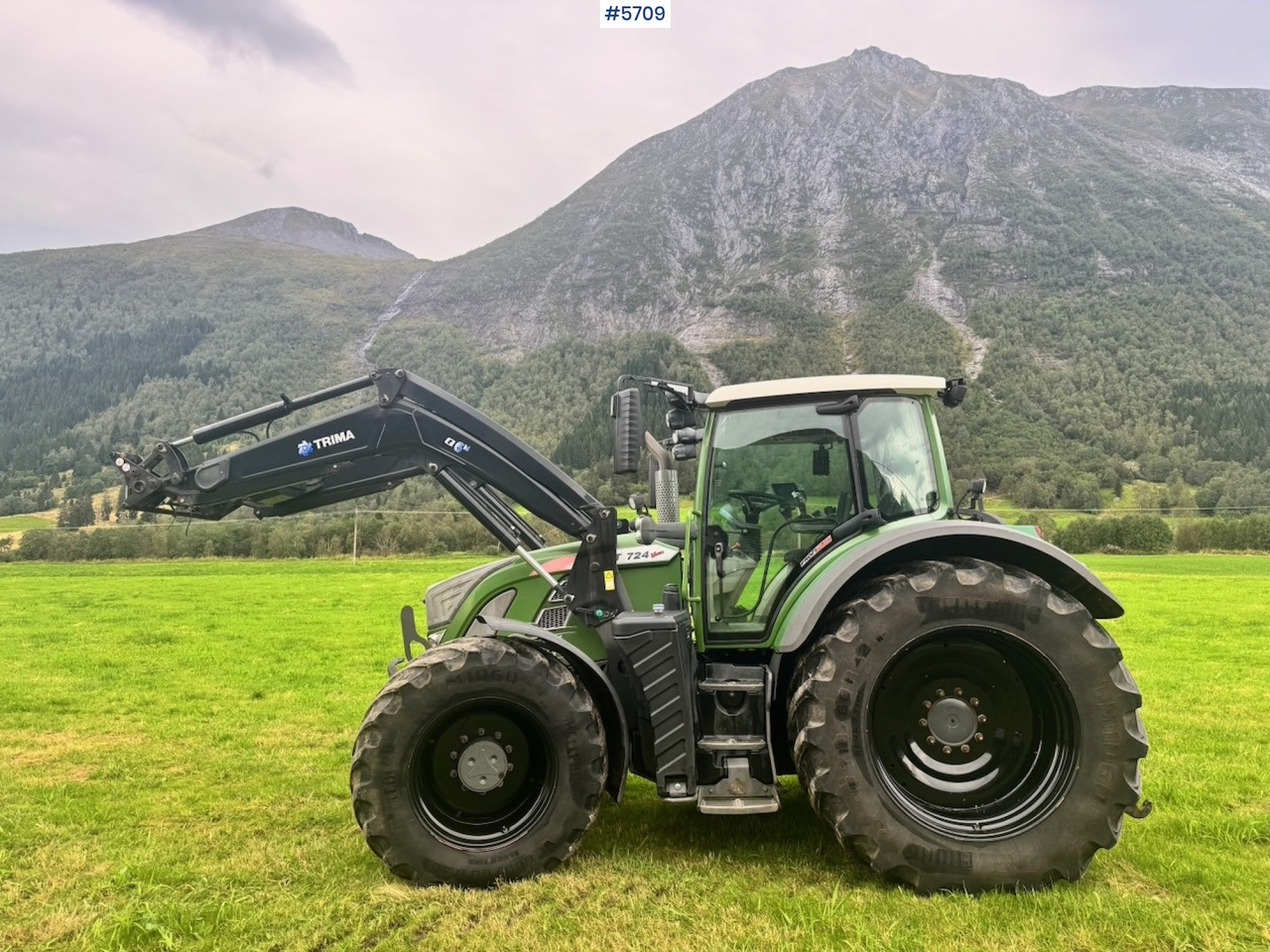 2017 Fendt 724 Vario w/ GPS, Front PTO, Loader and hydraulics. - Traktor: obrázok 4 2017 Fendt 724 Vario w/ GPS, Front PTO, Loader and hydraulics. - Traktor: obrázok 4