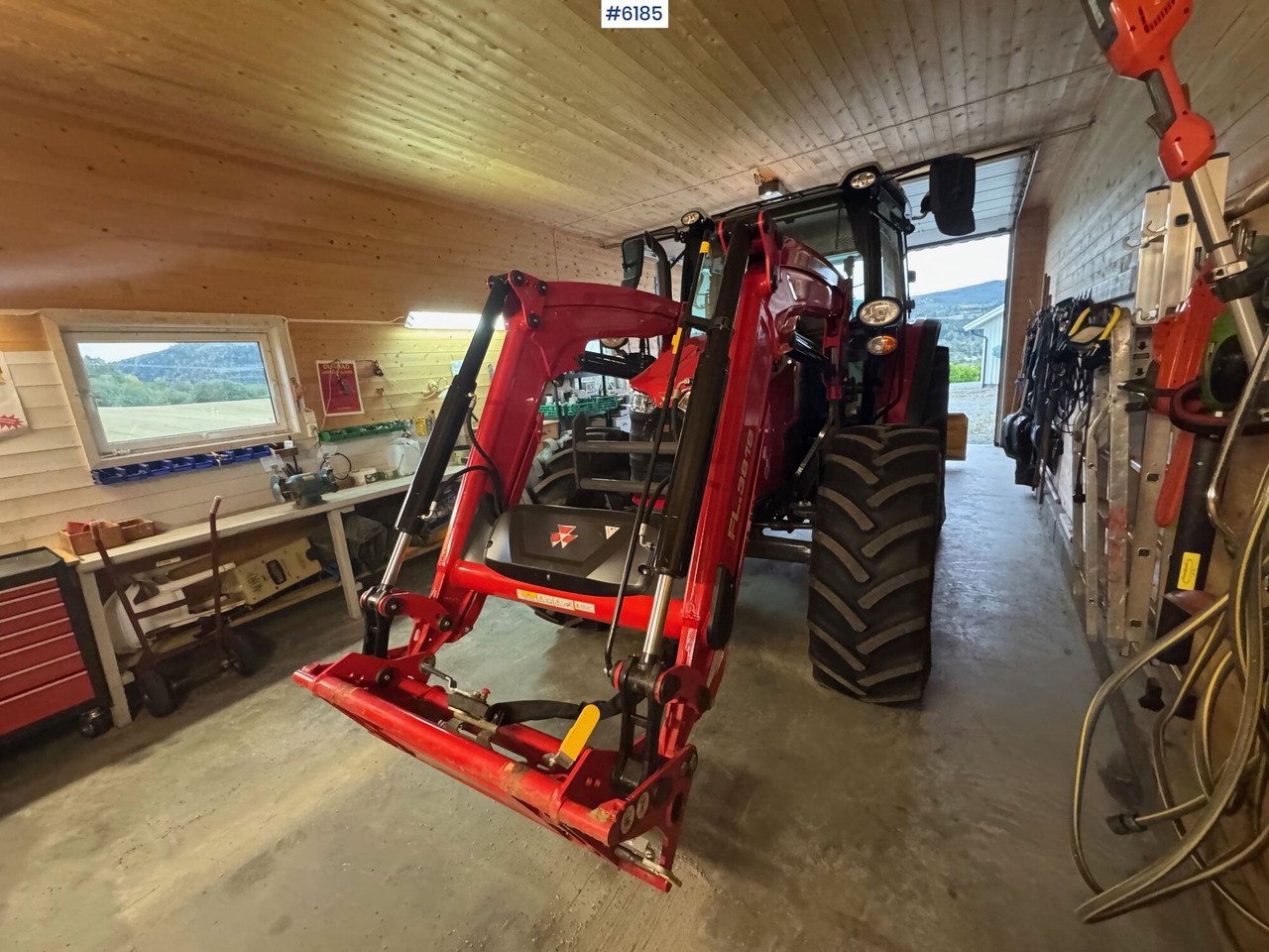 2023 Massey Ferguson 5711M Dyna w/ loader with 3rd function. Only 115 hours! - Traktor: obrázok 5 2023 Massey Ferguson 5711M Dyna w/ loader with 3rd function. Only 115 hours! - Traktor: obrázok 5