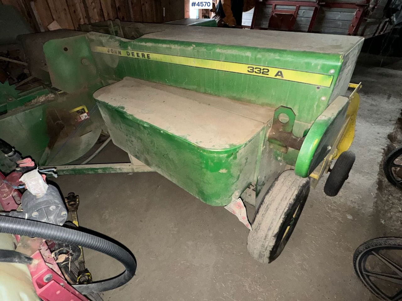 John Deere 332A Square baler - Stroje na zber krmovín: obrázok 1 John Deere 332A Square baler - Stroje na zber krmovín: obrázok 1