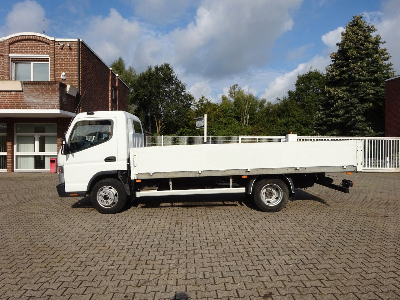 FUSO CANTER 7C15 Pritsche 4x2 - Dodávka valník: obrázok 2 FUSO CANTER 7C15 Pritsche 4x2 - Dodávka valník: obrázok 2