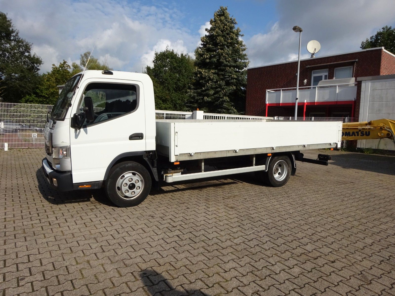 FUSO CANTER 7C15 Pritsche 4x2 - Dodávka valník: obrázok 4 FUSO CANTER 7C15 Pritsche 4x2 - Dodávka valník: obrázok 4