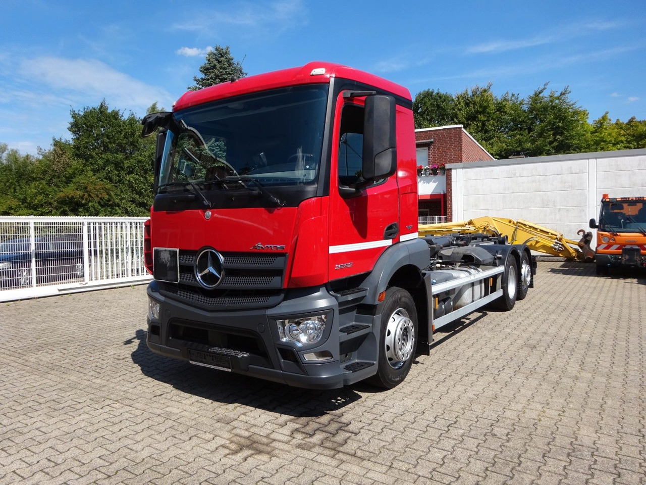 Mercedes-Benz 2532 ANTOS MEILLER Abroller Lift+Lenkachse 6x2 - Hákový nosič kontajnerov: obrázok 2 Mercedes-Benz 2532 ANTOS MEILLER Abroller Lift+Lenkachse 6x2 - Hákový nosič kontajnerov: obrázok 2