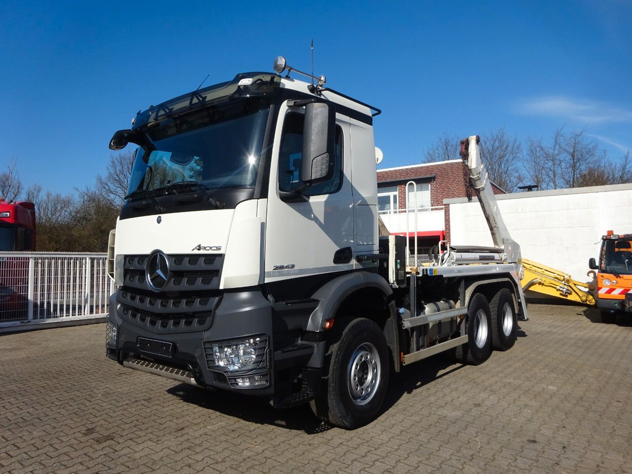 Mercedes-Benz 2642 Arocs MEILLER Absetzkipper + Lenkachse 6x4 - Ramenový nosič kontajnerov: obrázok 2 Mercedes-Benz 2642 Arocs MEILLER Absetzkipper + Lenkachse 6x4 - Ramenový nosič kontajnerov: obrázok 2