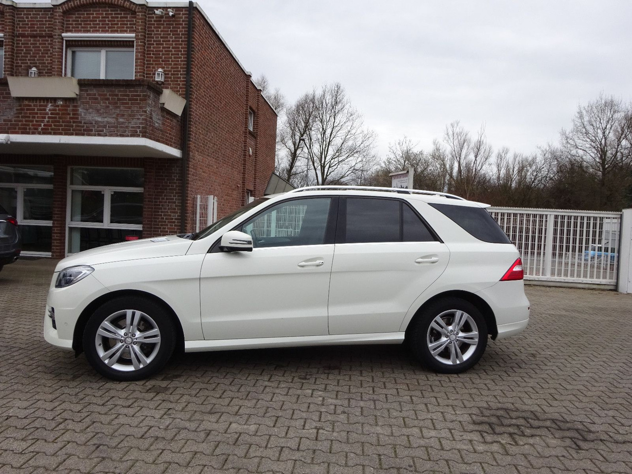 Mercedes-Benz ML 350 CDI BlueTec Mercedes-Benz ML 350 CDI BlueTec. AMG Paket - SUV: obrázok 3 Mercedes-Benz ML 350 CDI BlueTec Mercedes-Benz ML 350 CDI BlueTec. AMG Paket - SUV: obrázok 3
