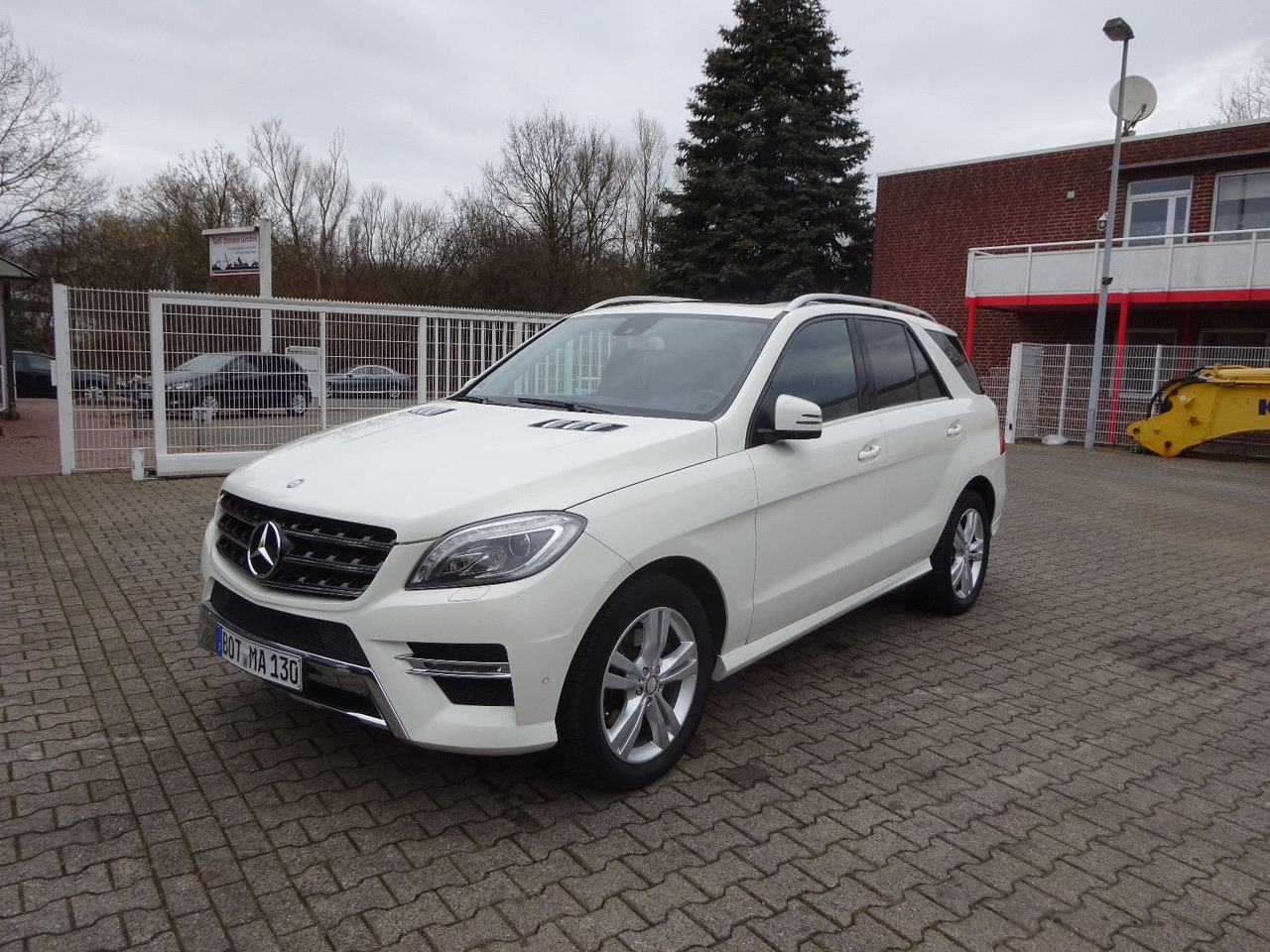 Mercedes-Benz ML 350 CDI BlueTec Mercedes-Benz ML 350 CDI BlueTec. AMG Paket - SUV: obrázok 2 Mercedes-Benz ML 350 CDI BlueTec Mercedes-Benz ML 350 CDI BlueTec. AMG Paket - SUV: obrázok 2