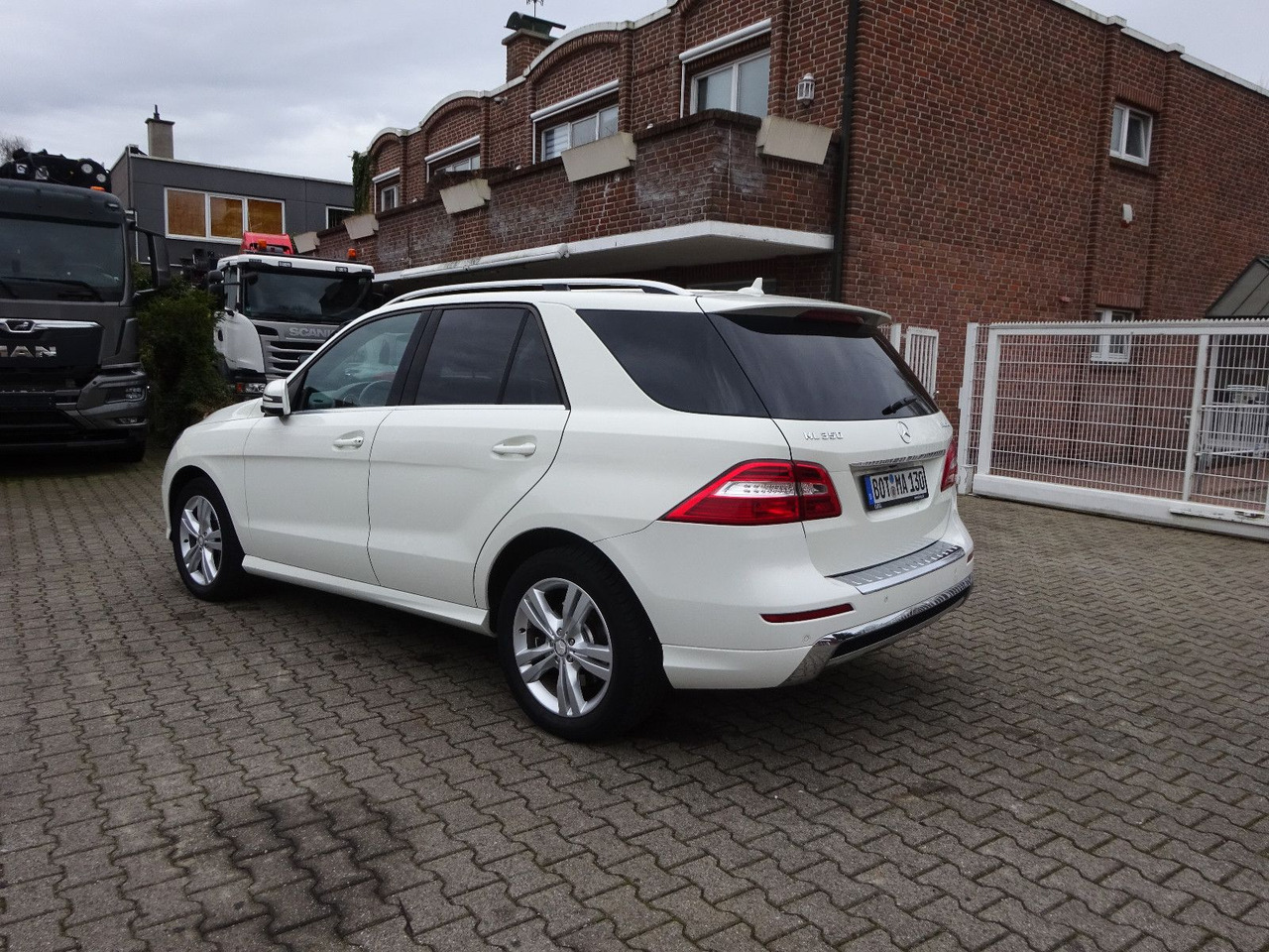 Mercedes-Benz ML 350 CDI BlueTec Mercedes-Benz ML 350 CDI BlueTec. AMG Paket - SUV: obrázok 4 Mercedes-Benz ML 350 CDI BlueTec Mercedes-Benz ML 350 CDI BlueTec. AMG Paket - SUV: obrázok 4