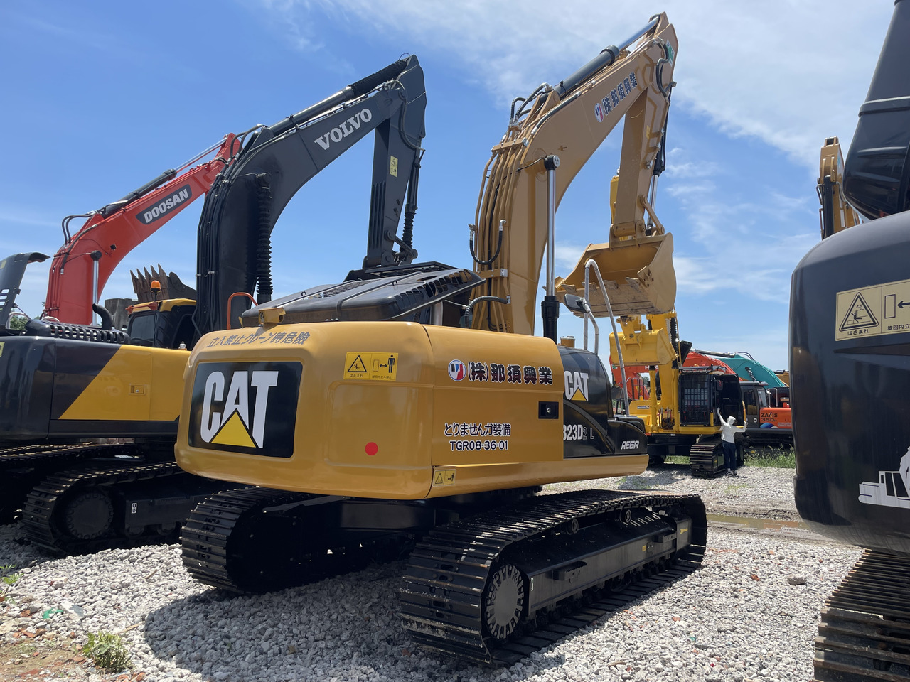 CATERPILLAR 323D2 - Pásové rýpadlo: obrázok 3 CATERPILLAR 323D2 - Pásové rýpadlo: obrázok 3